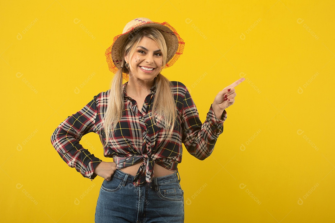 Linda mulher brasileira, com roupas de festa junina, em fundo amarelo.