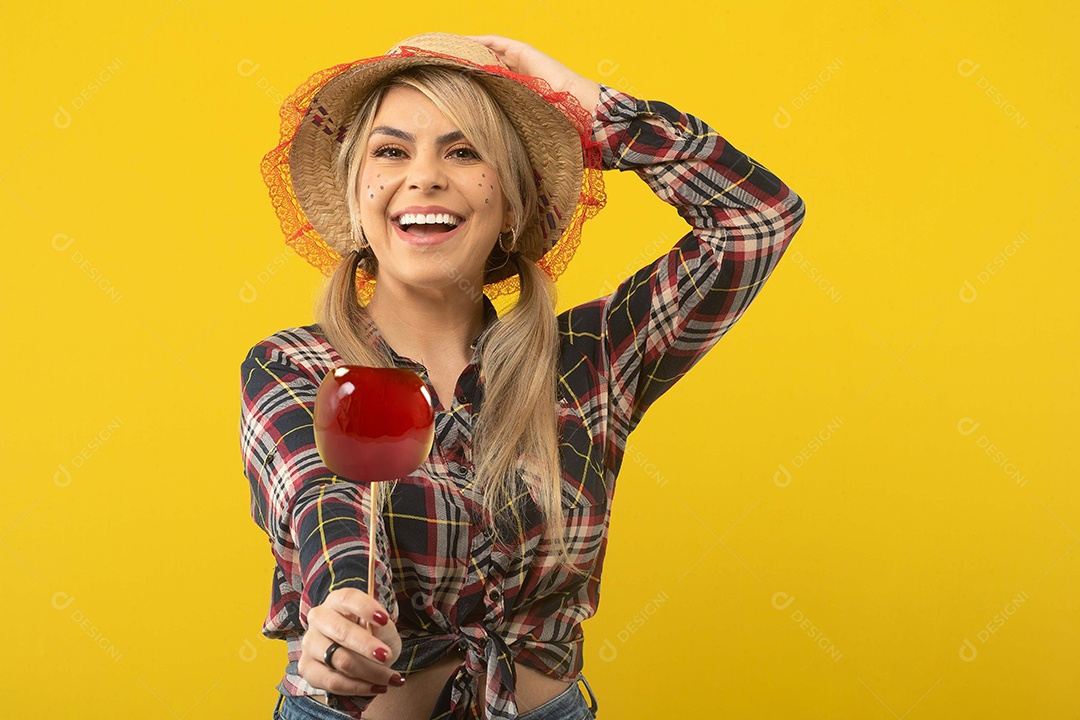Linda mulher brasileira, com roupas de festa junina, em fundo amarelo.