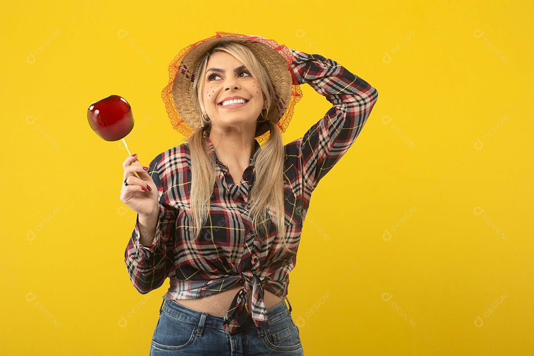 Linda mulher brasileira, com roupas de festa junina, em fundo amarelo.