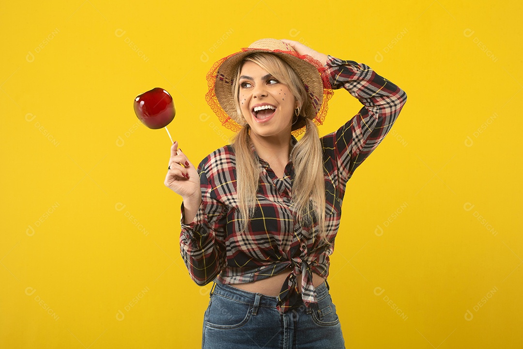 Linda mulher brasileira, com roupas de festa junina, em fundo amarelo.