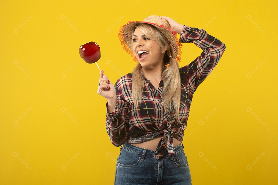Linda mulher brasileira, com roupas de festa junina, em fundo amarelo.