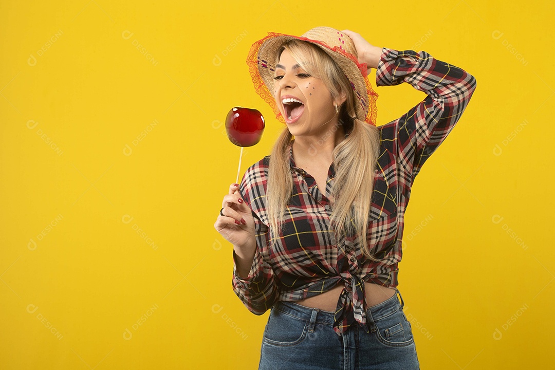 Linda mulher brasileira, com roupas de festa junina, em fundo amarelo.