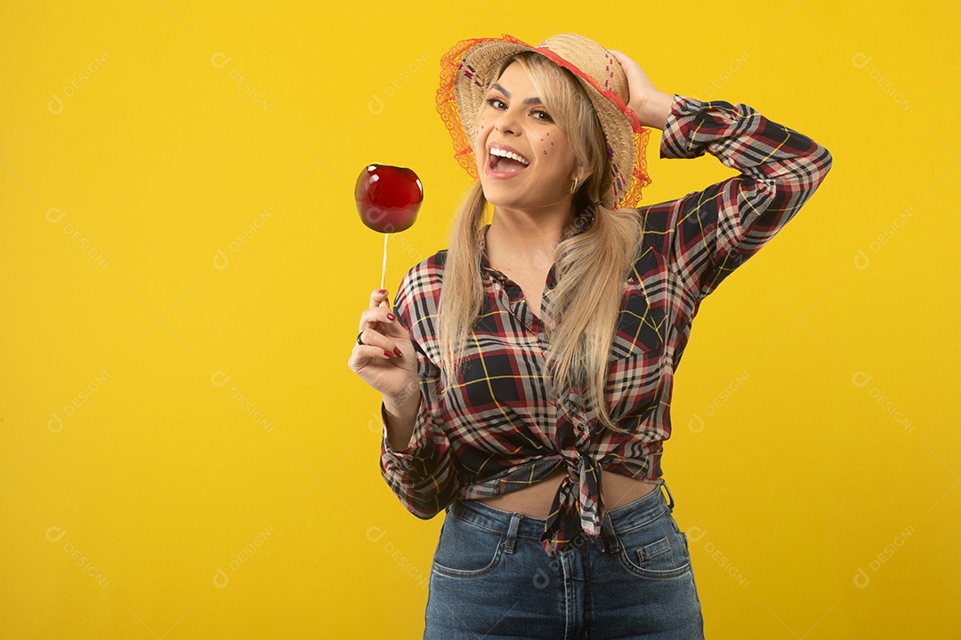 Linda mulher brasileira, com roupas de festa junina, em fundo amarelo.