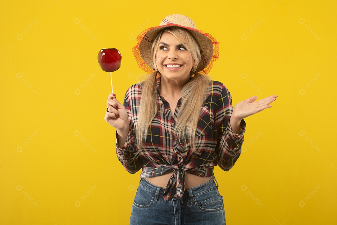 Linda mulher brasileira, com roupas de festa junina, em fundo amarelo.