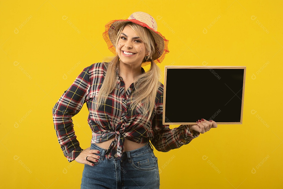 Linda mulher brasileira, com roupas de festa junina, em fundo amarelo.