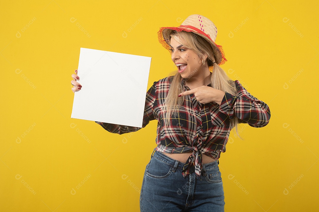 Linda mulher brasileira, com roupas de festa junina, em fundo amarelo.