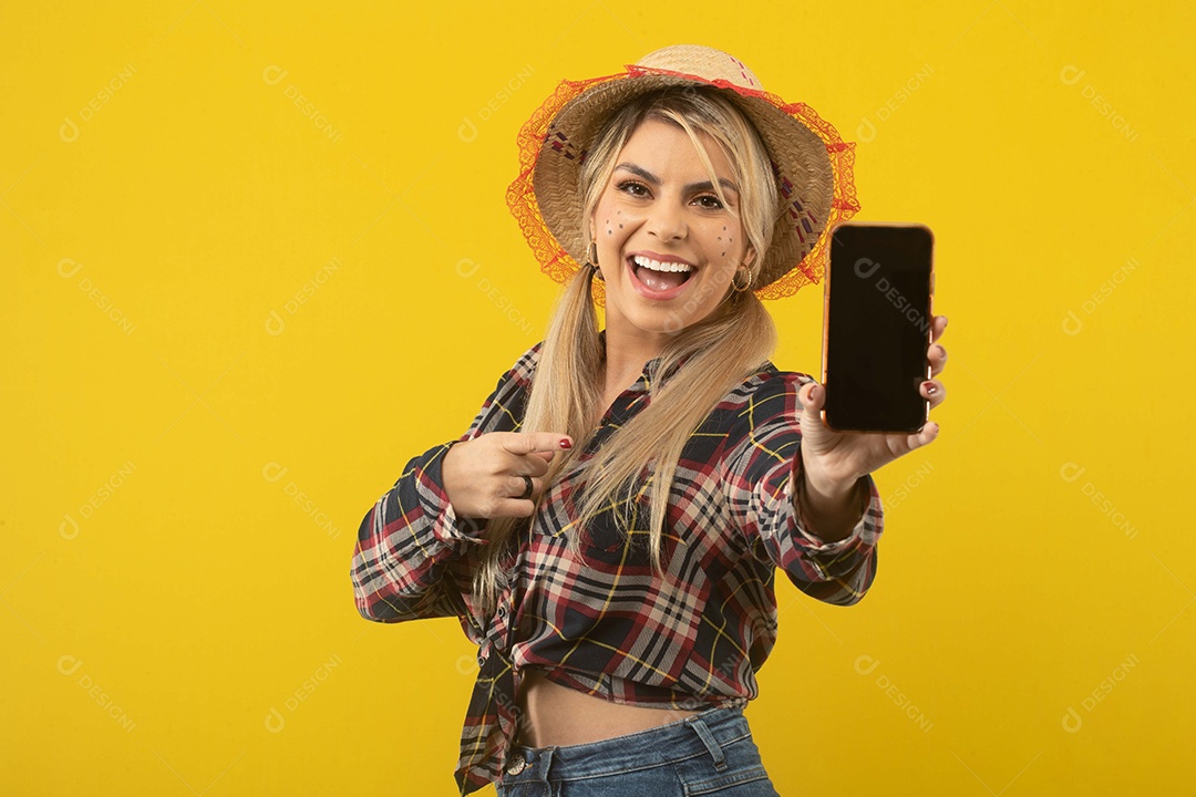 Linda mulher brasileira, com roupas de festa junina, em fundo amarelo.