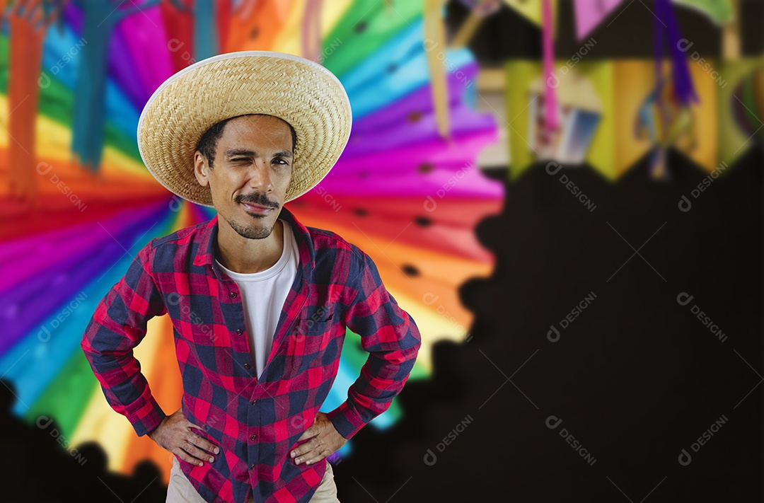 Homem negro com chapéu em fundo de roupa de festa junina.