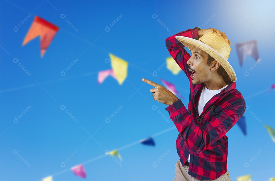 Homem negro com chapéu em fundo de roupa de festa junina.