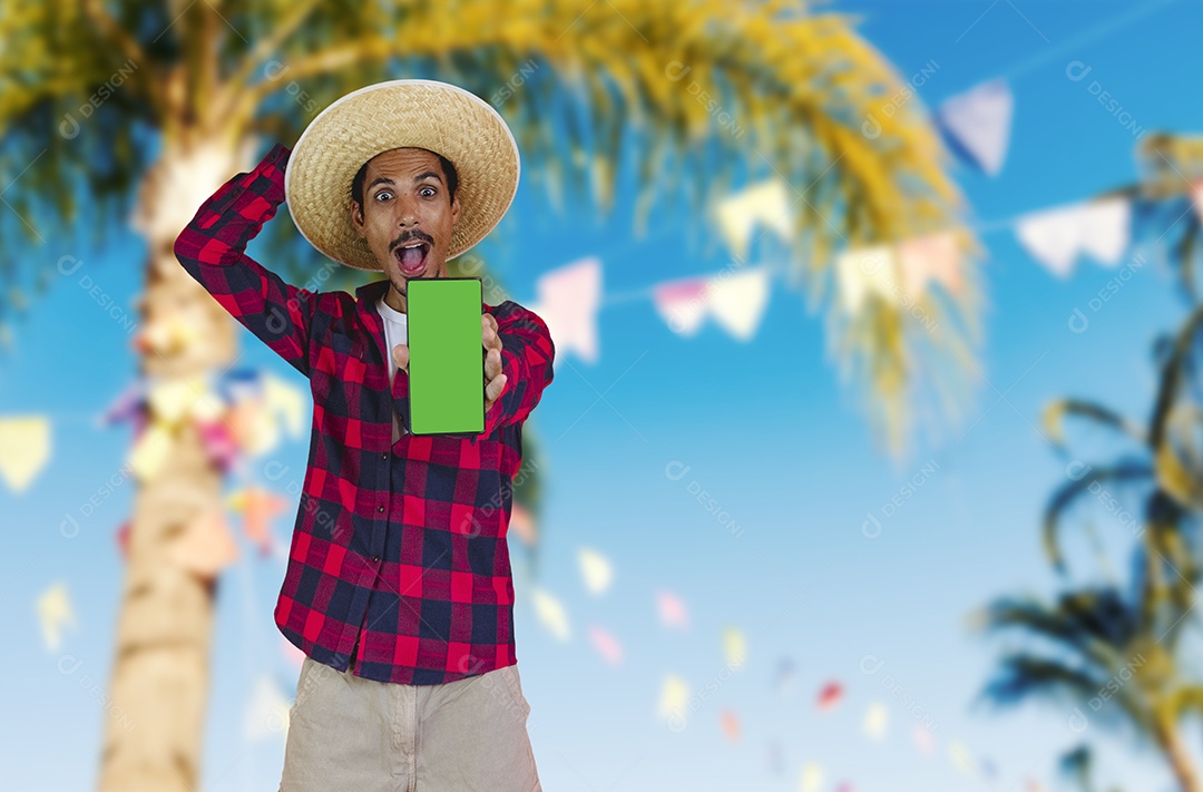 Homem negro com chapéu em fundo de roupa de festa junina.