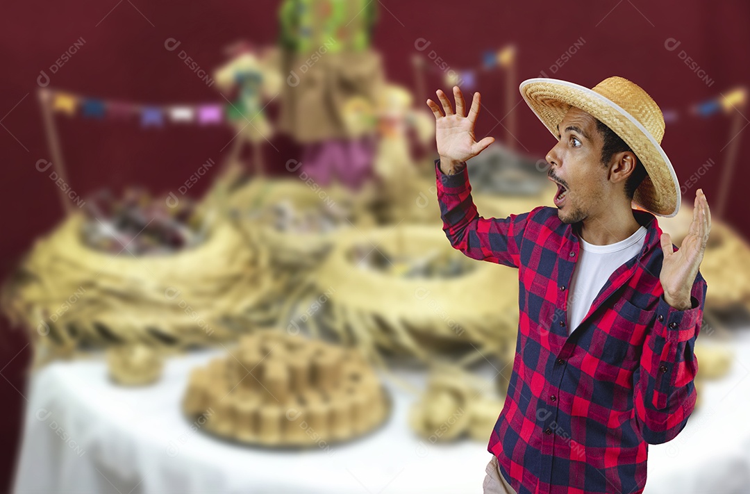 Homem negro com chapéu em fundo de roupa de festa junina.