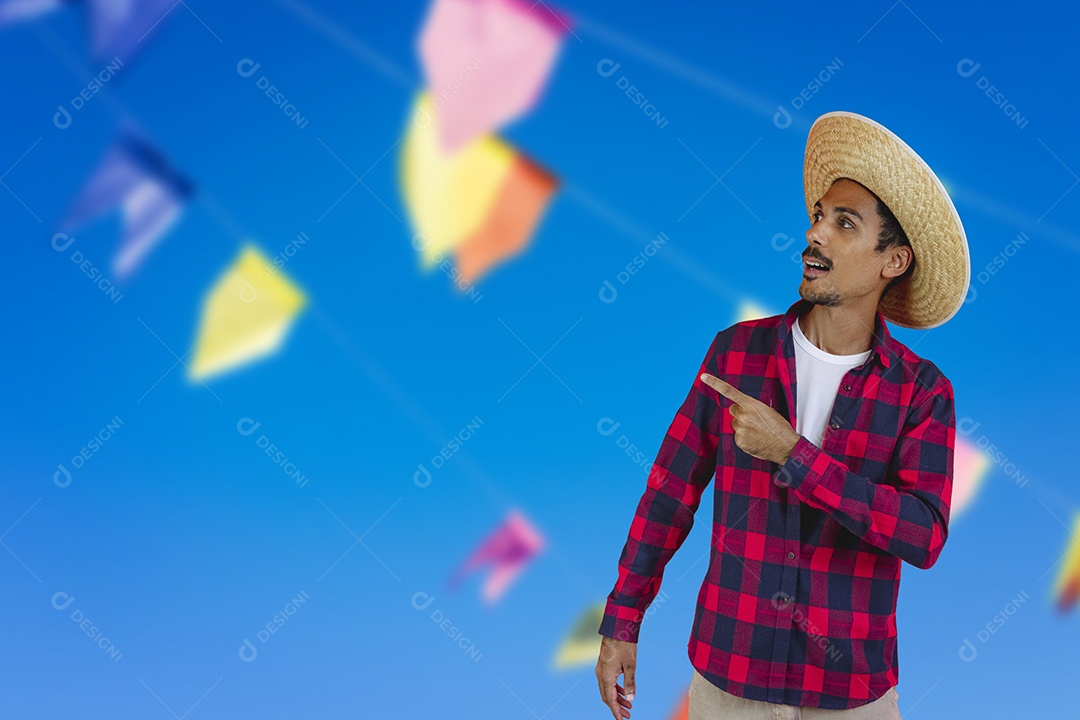 Homem negro com chapéu em fundo de roupa de festa junina.