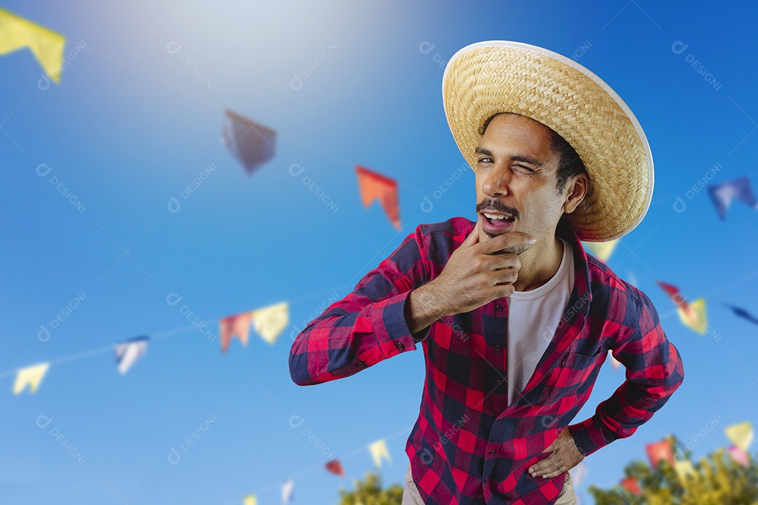 Homem negro com chapéu em fundo de roupa de festa junina.