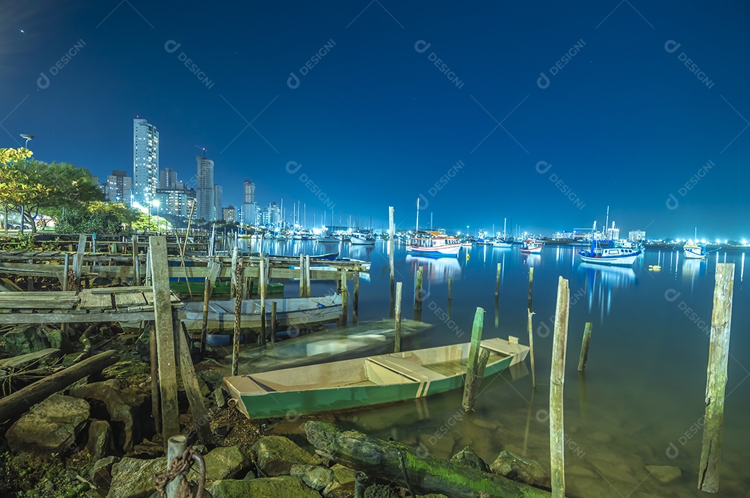 Beira rio em itajaí sc, local onde os cariocas praticam esportes e curtem a vida na cidade, vista dos barcos e prédios.