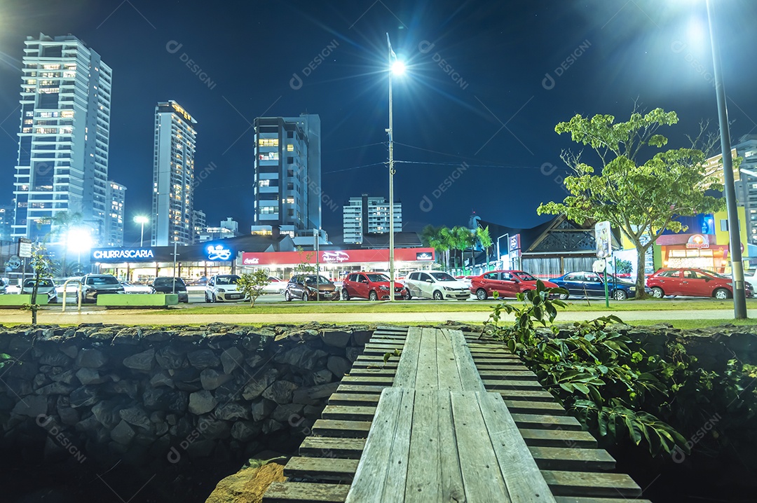 Beira rio em itajaí sc, local onde os cariocas praticam esportes e curtem a vida na cidade, vista dos barcos e prédios.