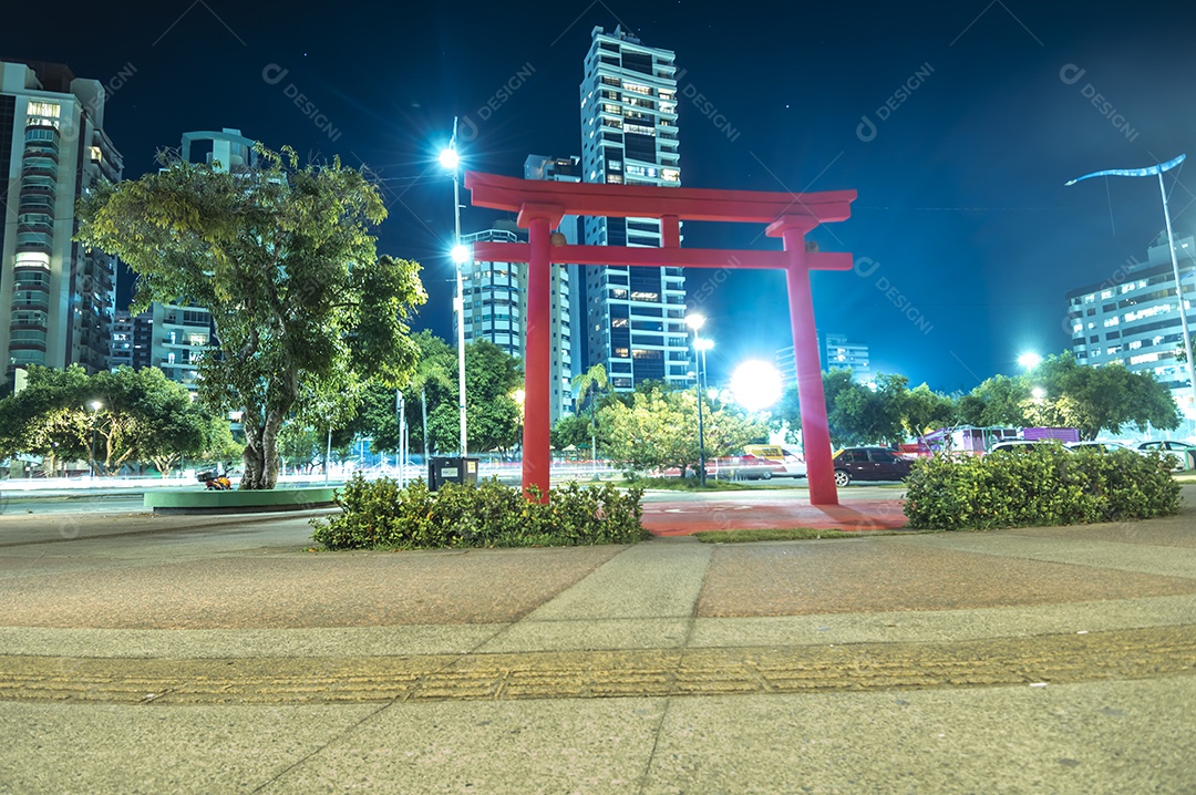 Portal japonês na beira rio, conhecido por ser um monumento que representa a cultura japonesa.