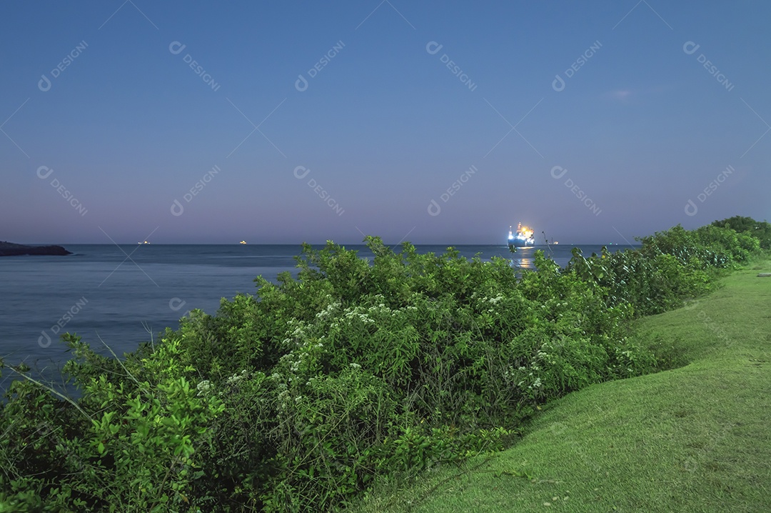 Itajai-sc ao fundo, paisagem de itajai-sc, atalaia da praia, pôr do sol no final da tarde.