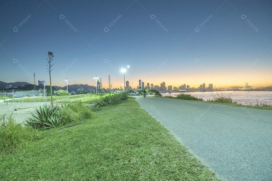 Itajai-sc ao fundo, paisagem de itajai-sc, atalaia da praia, pôr do sol no final da tarde.