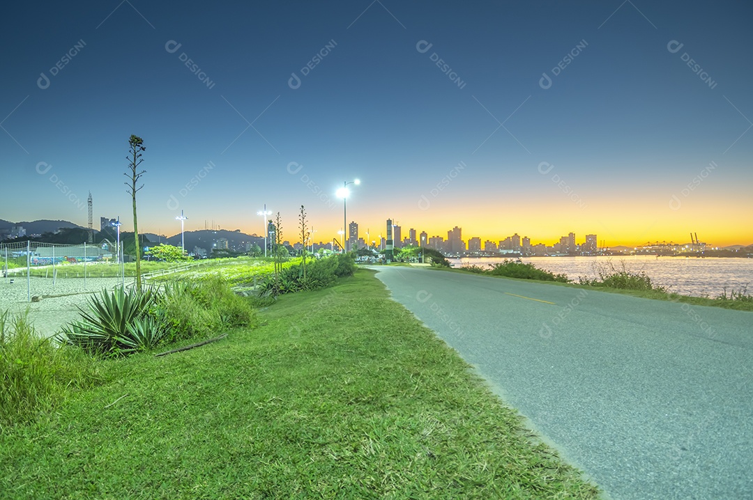 Itajai-sc ao fundo, paisagem de itajai-sc, atalaia da praia, pôr do sol no final da tarde.
