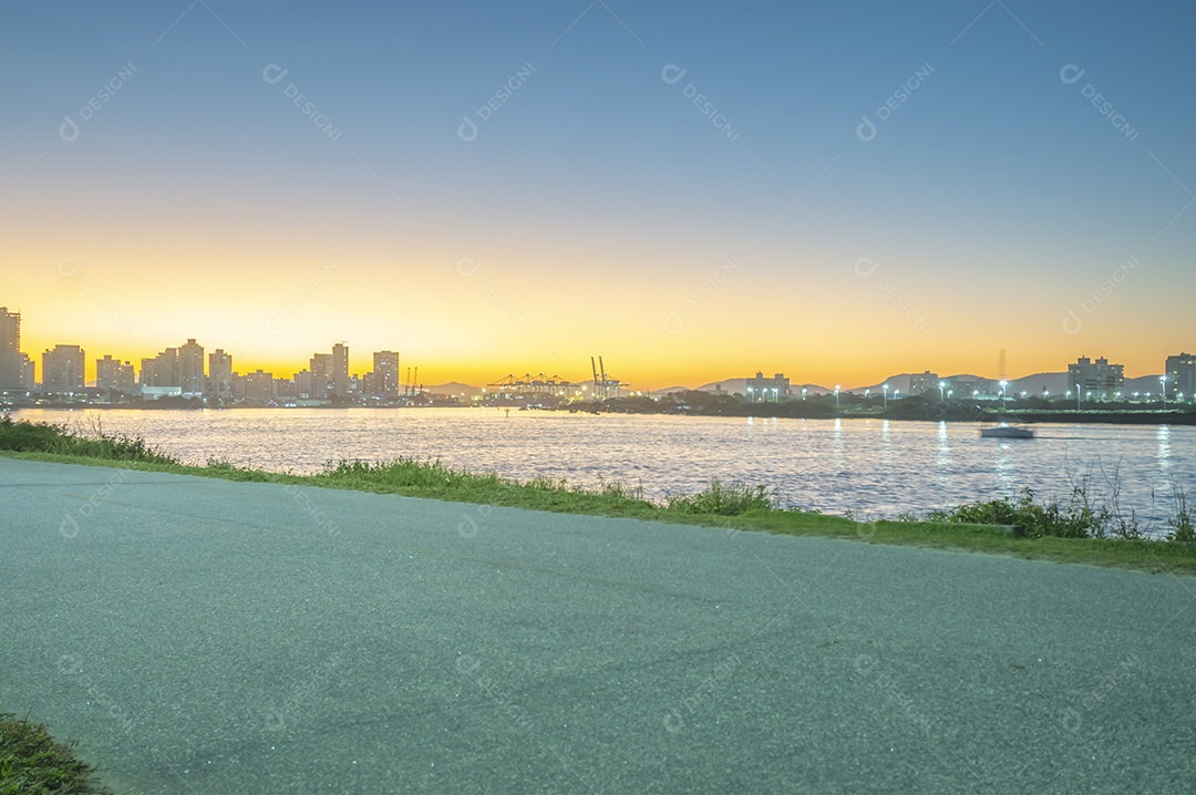 Itajai-sc ao fundo, paisagem de itajai-sc, atalaia da praia, pôr do sol no final da tarde.