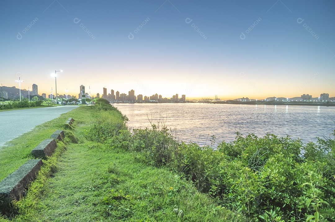 Itajai-sc ao fundo, paisagem de itajai-sc, atalaia da praia, pôr do sol no final da tarde.
