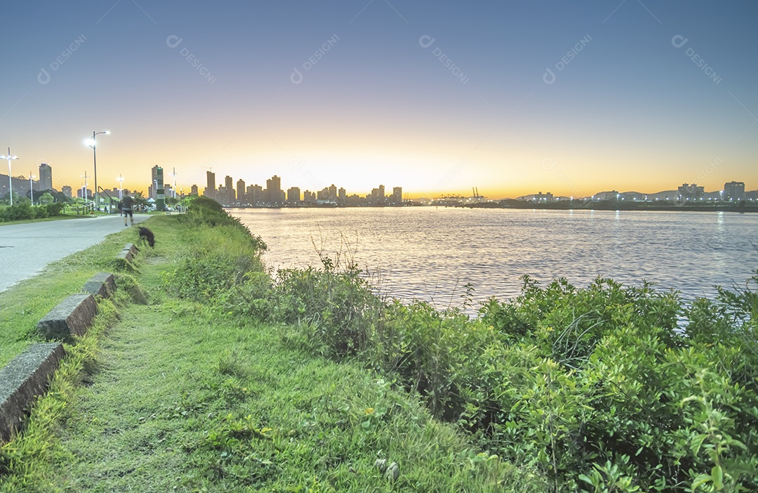 Itajai-sc ao fundo, paisagem de itajai-sc, atalaia da praia, pôr do sol no final da tarde.