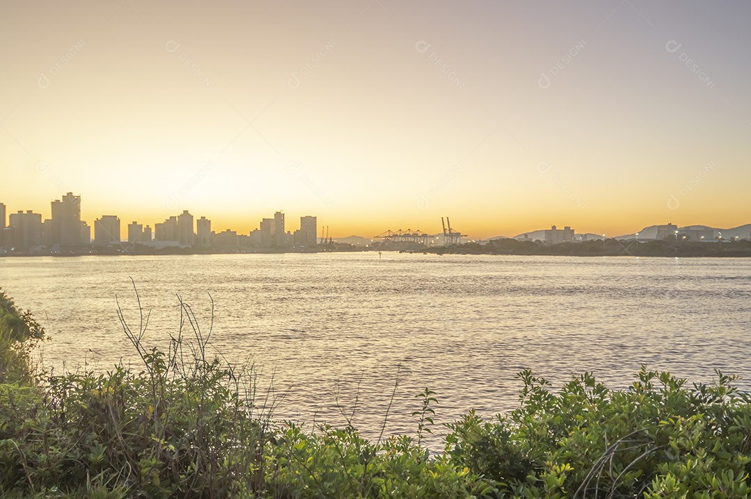 Itajai-sc ao fundo, paisagem de itajai-sc, atalaia da praia, pôr do sol no final da tarde.