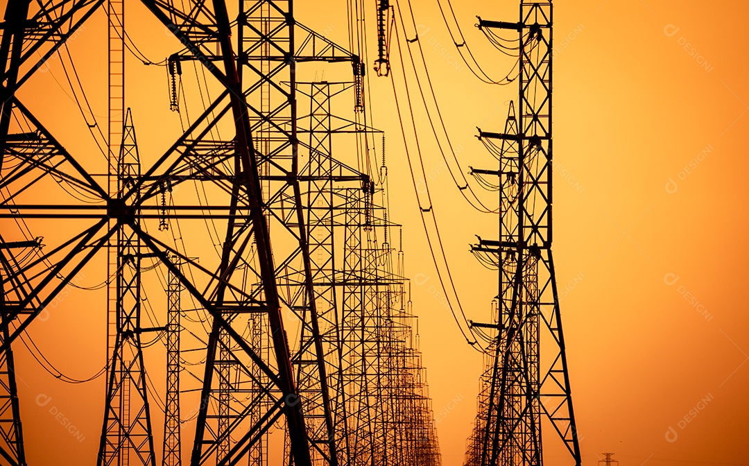 Torre de transmissão elétrica de alta tensão linhas de energia de alta tensão contra o céu