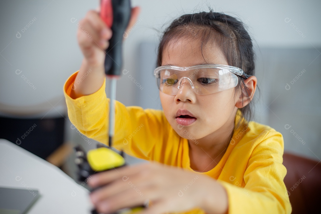 Conceito de educação STEM. Estudantes asiáticos aprendem em casa codificando braços de robôs em STEM