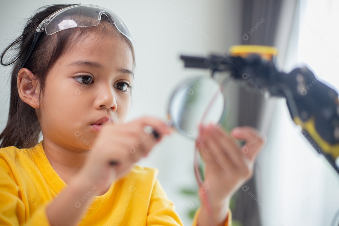 Conceito de educação STEM. Estudantes asiáticos aprendem em casa codificando braços de robôs em STEM