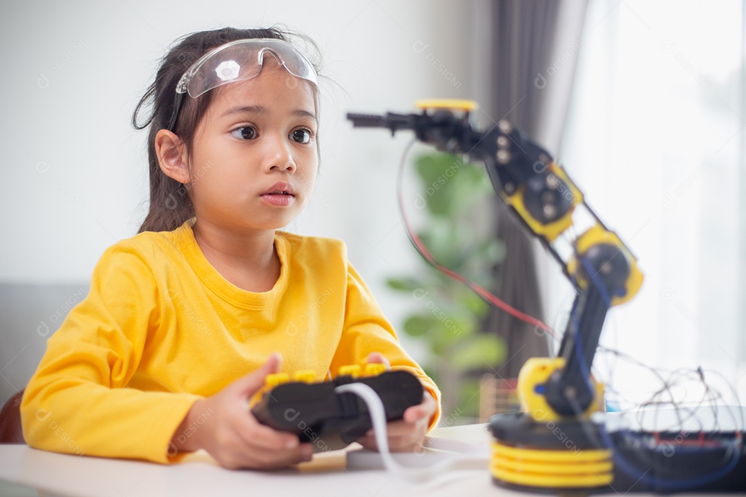 Conceito de educação STEM. Estudantes asiáticos aprendem em casa codificando braços de robôs em STEM