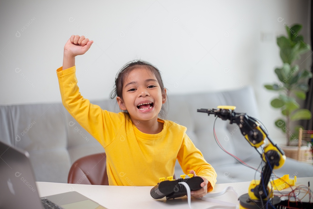 Conceito de educação STEM. Estudantes asiáticos aprendem em casa codificando braços de robôs em STEM
