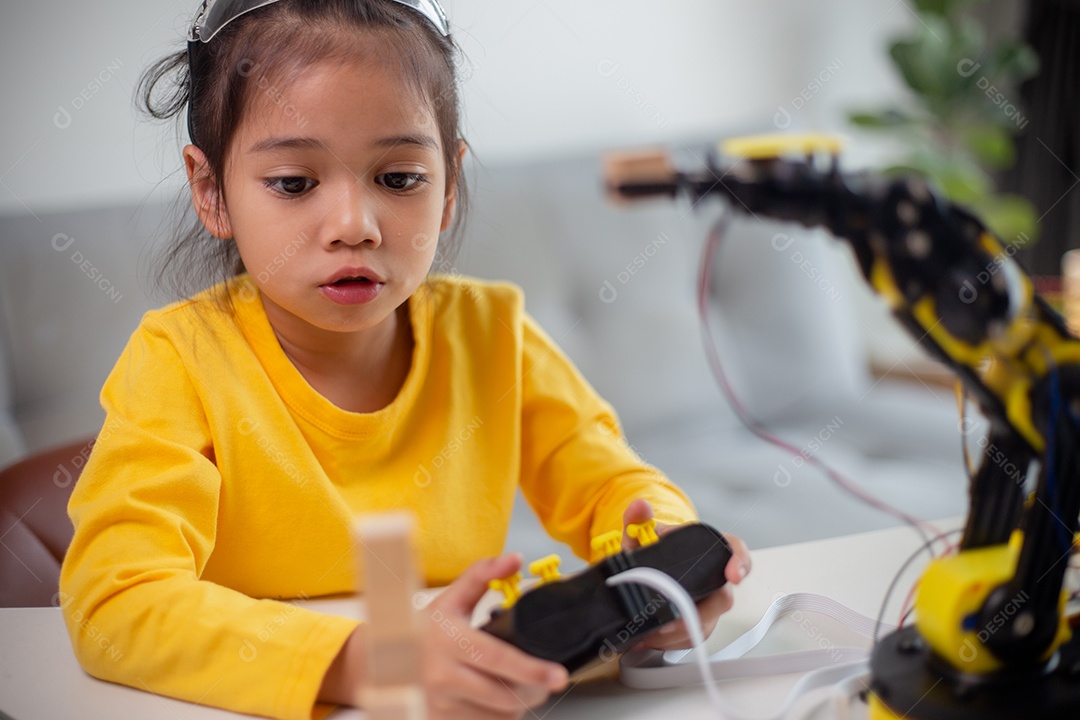 Conceito de educação STEM. Estudantes asiáticos aprendem em casa codificando braços de robôs em STEM