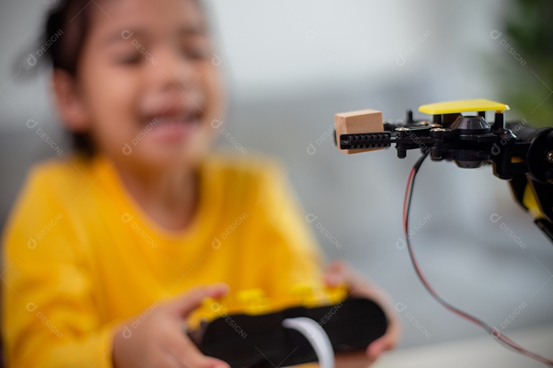 Conceito de educação STEM. Estudantes asiáticos aprendem em casa codificando braços de robôs em STEM