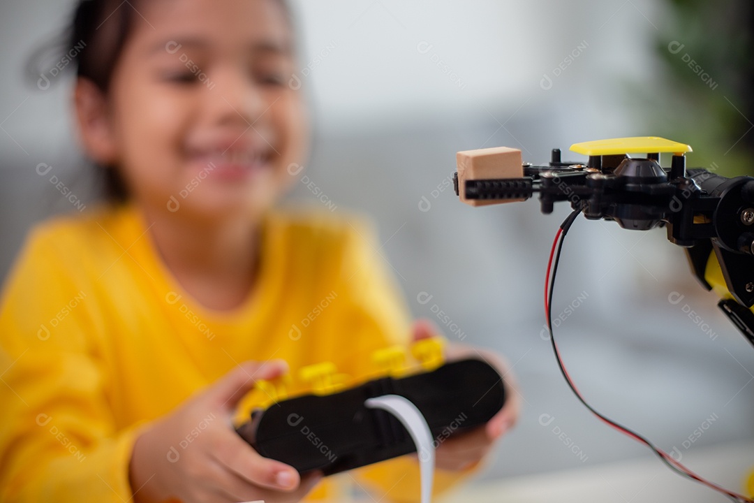 Conceito de educação STEM. Estudantes asiáticos aprendem em casa codificando braços de robôs em STEM