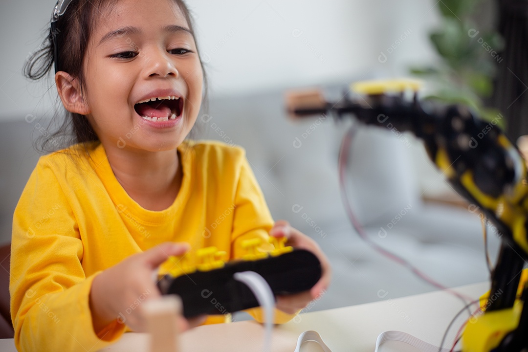 Conceito de educação STEM. Estudantes asiáticos aprendem em casa codificando braços de robôs em STEM