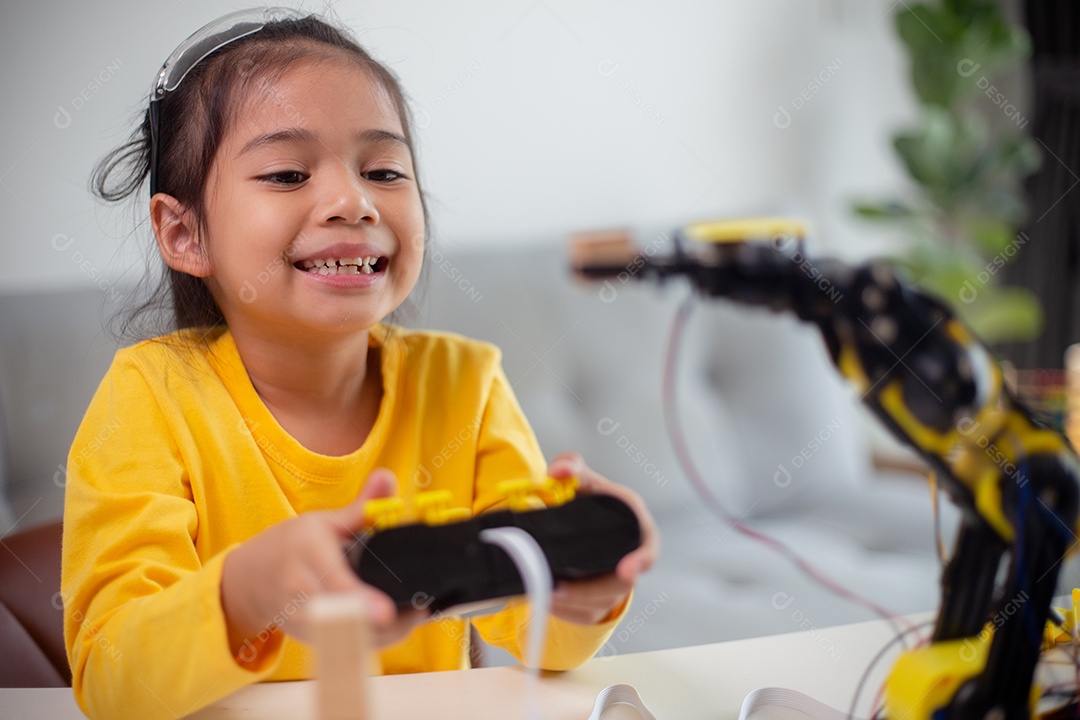 Conceito de educação STEM. Estudantes asiáticos aprendem em casa codificando braços de robôs em STEM