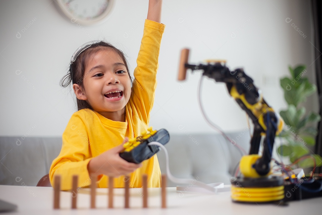 Conceito de educação STEM. Estudantes asiáticos aprendem em casa codificando braços de robôs em STEM