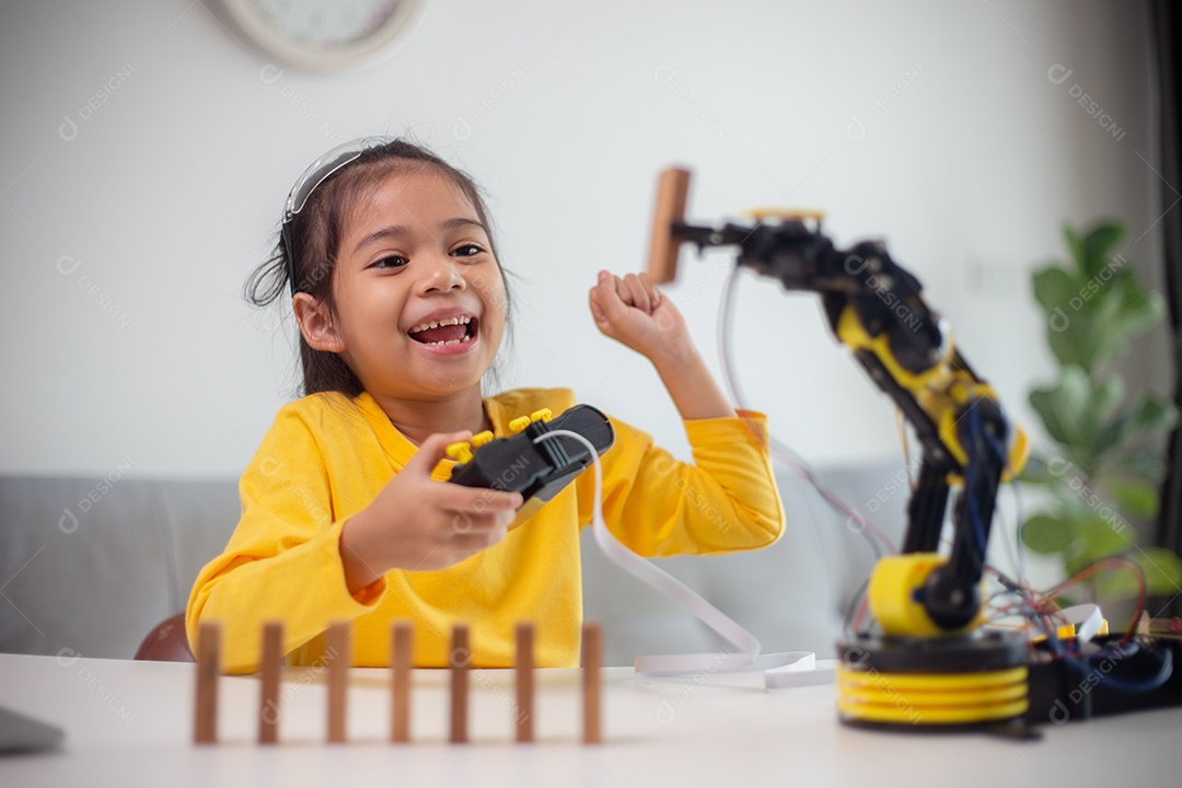 Conceito de educação STEM. Estudantes asiáticos aprendem em casa codificando braços de robôs em STEM