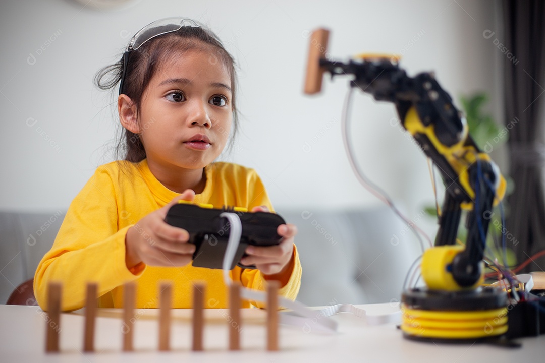 Conceito de educação STEM. Estudantes asiáticos aprendem em casa codificando braços de robôs em STEM