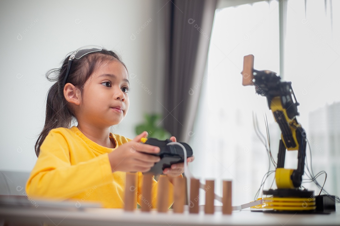 Conceito de educação STEM. Estudantes asiáticos aprendem em casa codificando braços de robôs em STEM