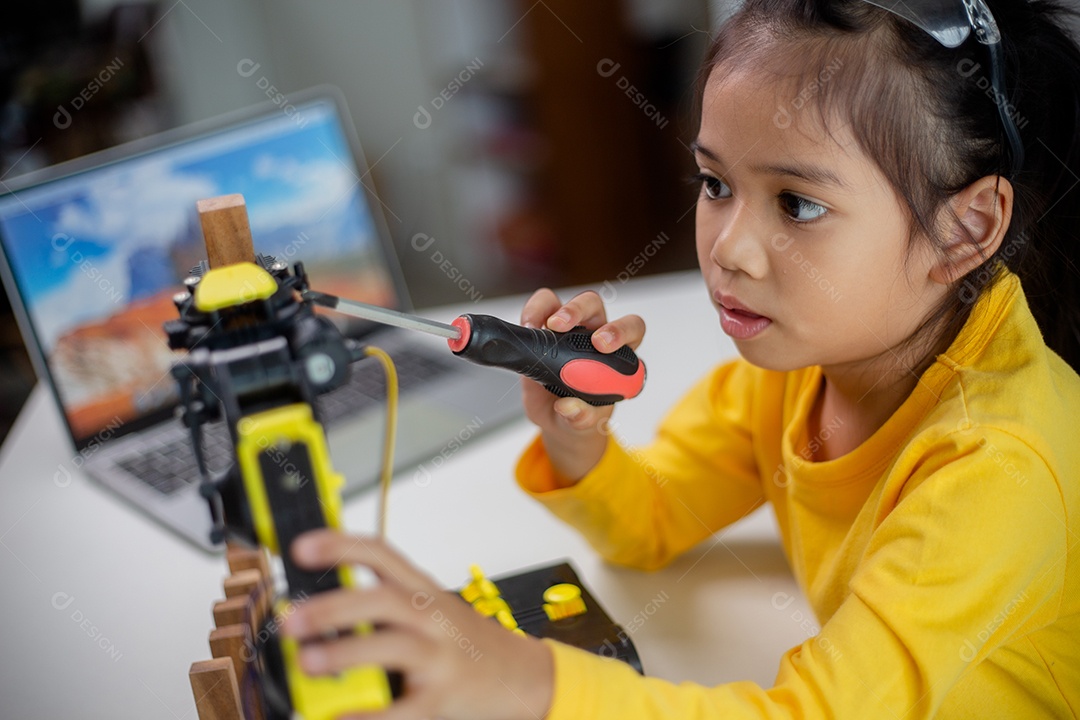 Conceito de educação STEM. Estudantes asiáticos aprendem em casa codificando braços de robôs em STEM