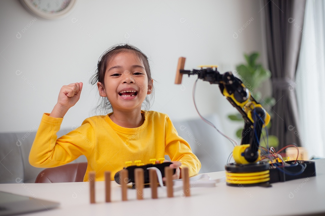 Conceito de educação STEM. Estudantes asiáticos aprendem em casa codificando braços de robôs em STEM