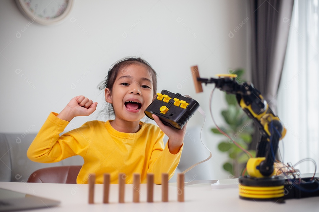 Conceito de educação STEM. Estudantes asiáticos aprendem em casa codificando braços de robôs em STEM