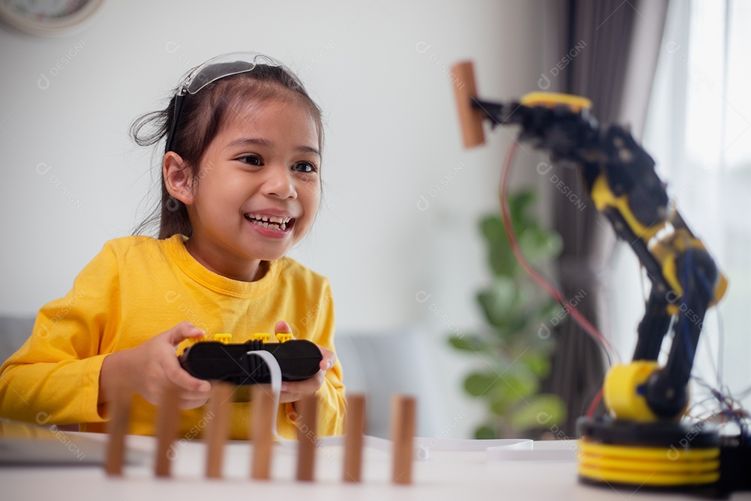 Conceito de educação STEM. Estudantes asiáticos aprendem em casa codificando braços de robôs em STEM