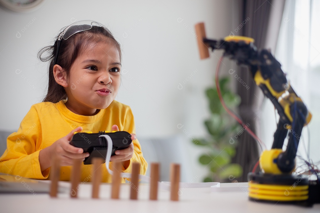 Conceito de educação STEM. Estudantes asiáticos aprendem em casa codificando braços de robôs em STEM