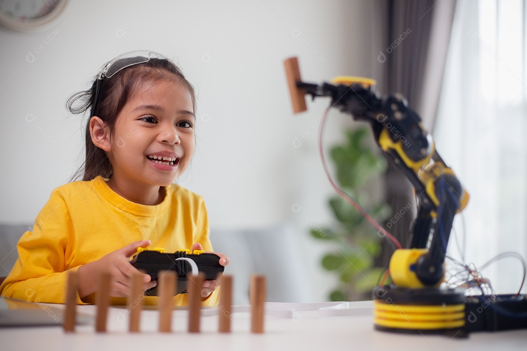 Conceito de educação STEM. Estudantes asiáticos aprendem em casa codificando braços de robôs em STEM