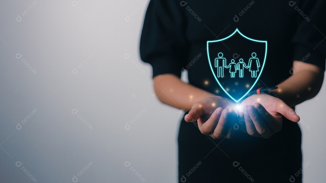Conceito de seguro de vida familiar. Mão de mulheres segurando protetores de escudo e ícones familiares