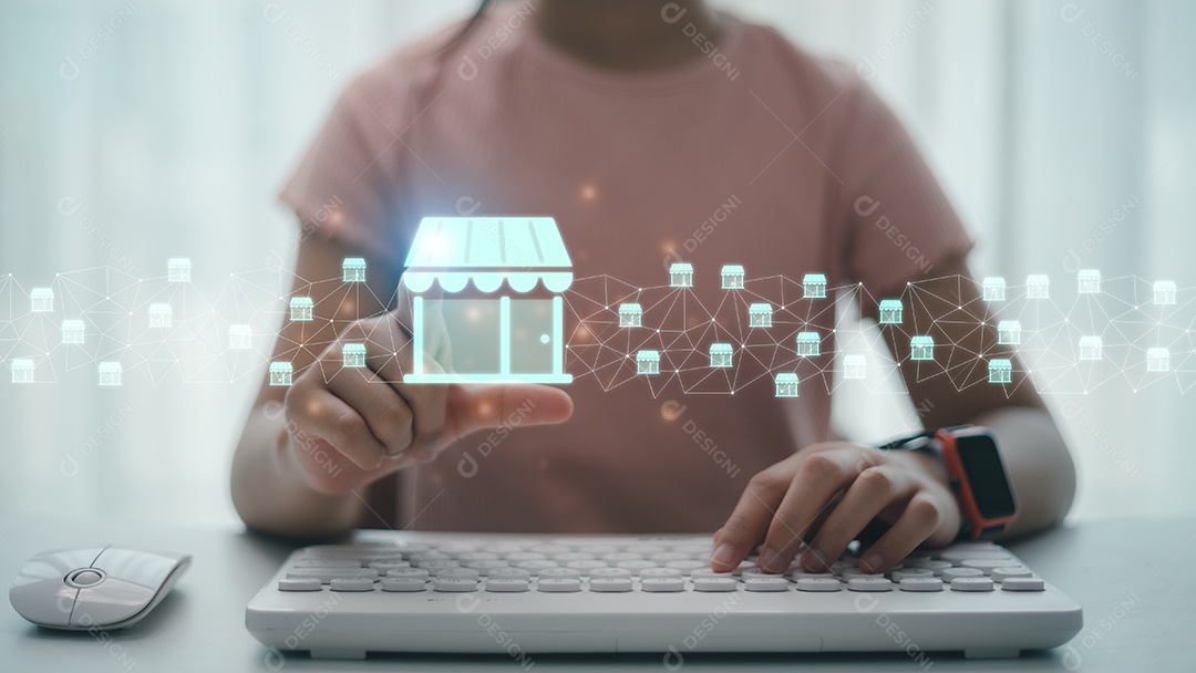 As mulheres tocam o sistema de franquia na tela de interface virtual futurista.