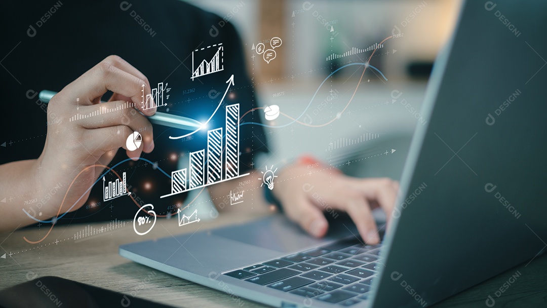 As mulheres desenham uma seta de tendência crescente e um gráfico crescente do plano para a meta.